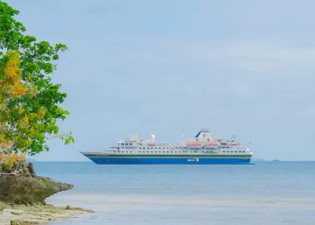Kapal Pesiar Heritage Adventure Berlabuh Di Pantai Ngilngof Bawa Puluhan Wisman