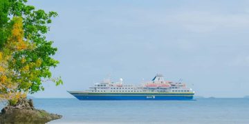 Kapal Pesiar Heritage Adventure Berlabuh Di Pantai Ngilngof Bawa Puluhan Wisman