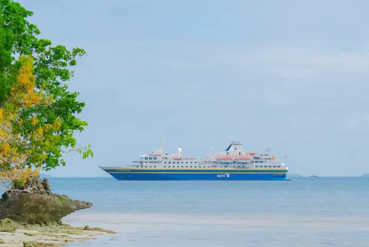 Kapal Pesiar Heritage Adventure Berlabuh Di Pantai Ngilngof Bawa Puluhan Wisman