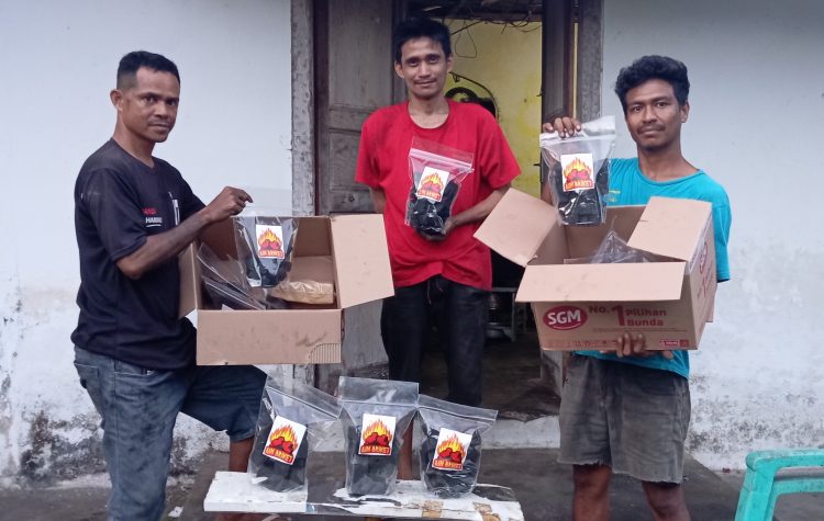 Manfaatkan Limbah Kelapa, Tiga Pemuda Di Langgur Geluti Usaha Arang Briket