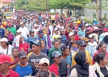 Bak Lautan, Warga Penuhi Ruas Jalan Saat Hantar Pasangan MARYADAT Menuju KPU Malra