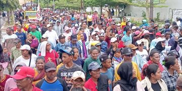 Bak Lautan, Warga Penuhi Ruas Jalan Saat Hantar Pasangan MARYADAT Menuju KPU Malra