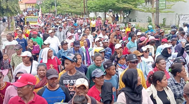 Bak Lautan, Warga Penuhi Ruas Jalan Saat Hantar Pasangan MARYADAT Menuju KPU Malra