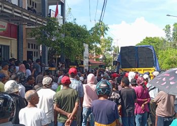 Dicurangi Dalam Pilkada, Massa Pendukung Paslon Maryadat Demo KPU Dan Bawaslu Malra
