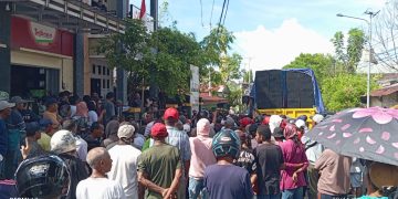 Dicurangi Dalam Pilkada, Massa Pendukung Paslon Maryadat Demo KPU Dan Bawaslu Malra