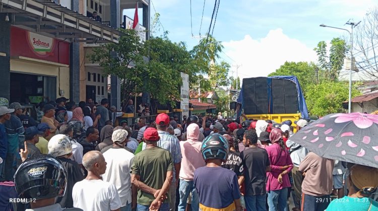 Dicurangi Dalam Pilkada, Massa Pendukung Paslon Maryadat Demo KPU Dan Bawaslu Malra