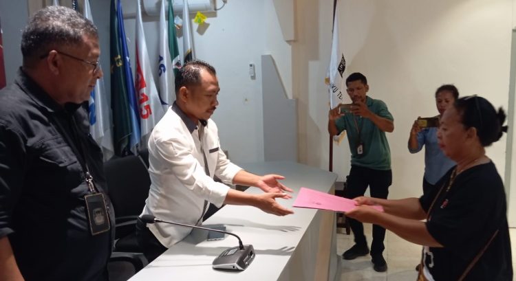 Sampaikan Dugaan Kecurangan Pilkada Malra, Ibu-Ibu Maryadat Sambangi KPU Dan Bawaslu