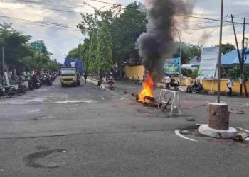 Massa Palang Jalan Karena Kawasan Kantor KPU Dan Bawaslu Malra Diblokade