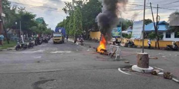 Massa Palang Jalan Karena Kawasan Kantor KPU Dan Bawaslu Malra Diblokade