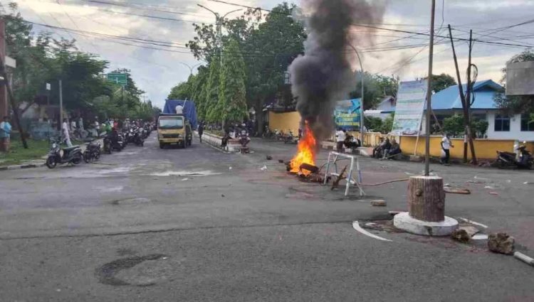 Massa Palang Jalan Karena Kawasan Kantor KPU Dan Bawaslu Malra Diblokade