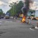 Massa Palang Jalan Karena Kawasan Kantor KPU Dan Bawaslu Malra Diblokade