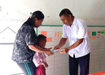 Pemerintah Ohoi Isso Salurkan Bantuan Beasiswa Desa Bagi Anak Sekolah