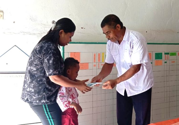 Pemerintah Ohoi Isso Salurkan Bantuan Beasiswa Desa Bagi Anak Sekolah