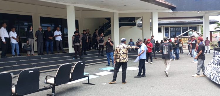 Sejumlah OKP-Ormas Dan Aliansi Gelar Demo Di Kantor DPRD Malra
