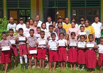 Pemerintah Ohoi Isso Salurkan Bantuan Beasiswa Desa Bagi Anak Sekolah