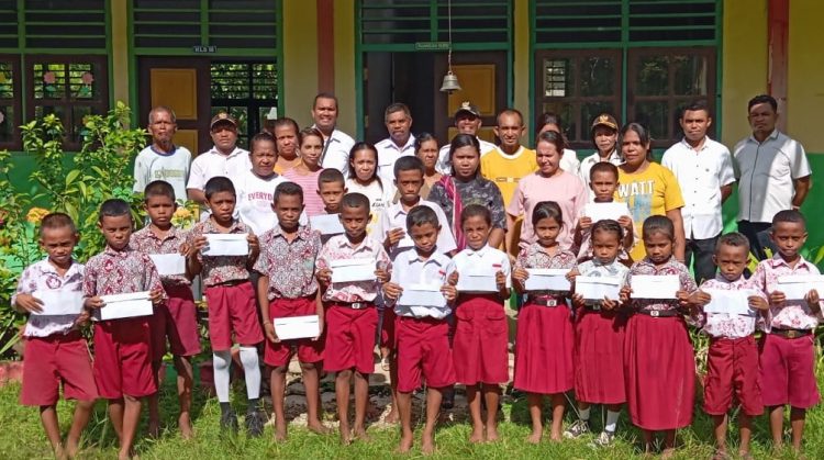 Pemerintah Ohoi Isso Salurkan Bantuan Beasiswa Desa Bagi Anak Sekolah
