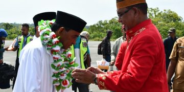 Renuat-Rumra Bersama Rombongan Tiba Di Bandara Karel Sadsuitubun Langgur