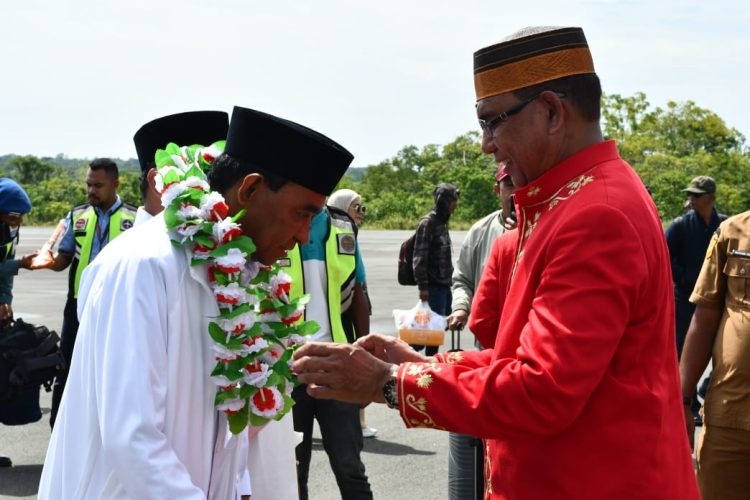 Renuat-Rumra Bersama Rombongan Tiba Di Bandara Karel Sadsuitubun Langgur