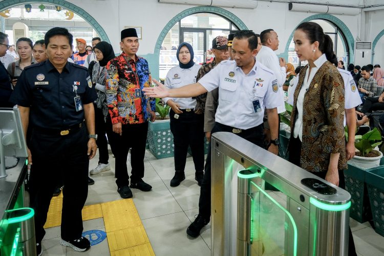Menteri Pariwisata Widiyanti Putri Tinjau Layanan Mudik di Stasiun Pasar Senen