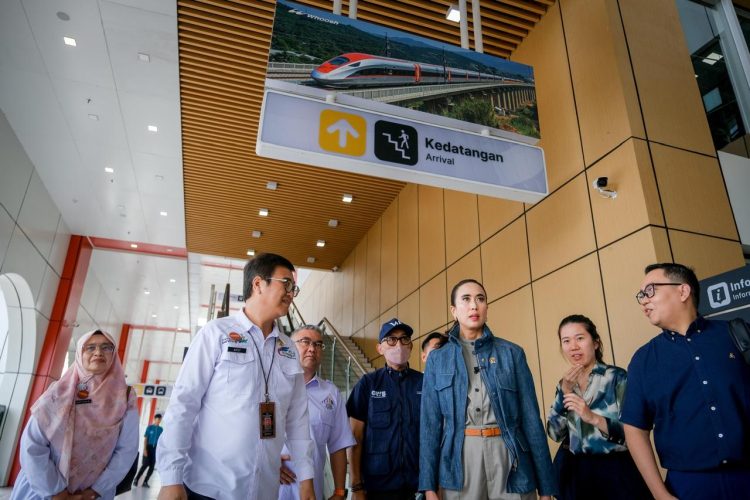 Menteri Pariwisata Tinjau Stasiun Whoosh Jelang Libur Lebaran