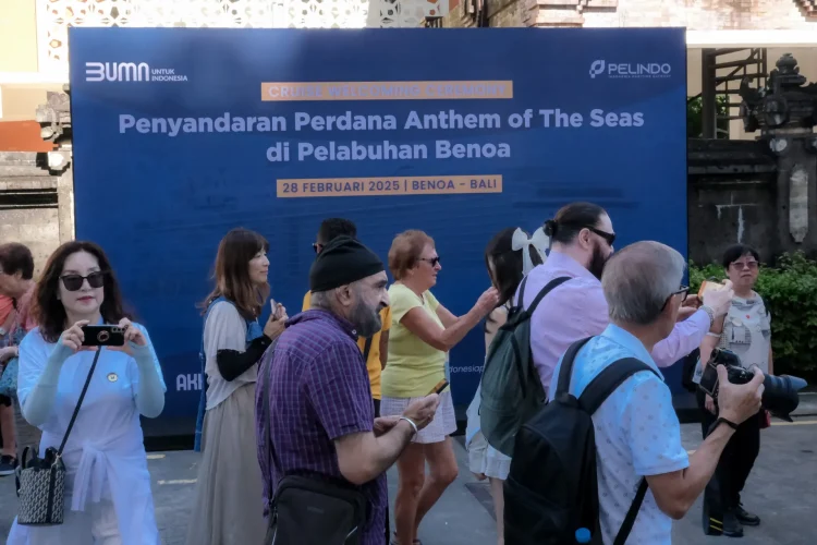 Berlabuh Di Bali, Kedatangan Kapal Pesiar ‘Anthem of the Seas’ Disambut Wamenpar