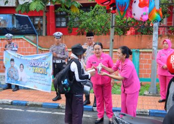 Berkah Ramadhan, Polres Tual Bagikan Ratusan Takjil Untuk Masyarakat Dan Pengguna Jalan