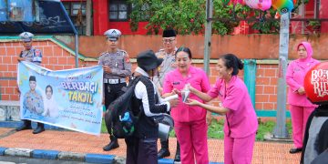 Berkah Ramadhan, Polres Tual Bagikan Ratusan Takjil Untuk Masyarakat Dan Pengguna Jalan