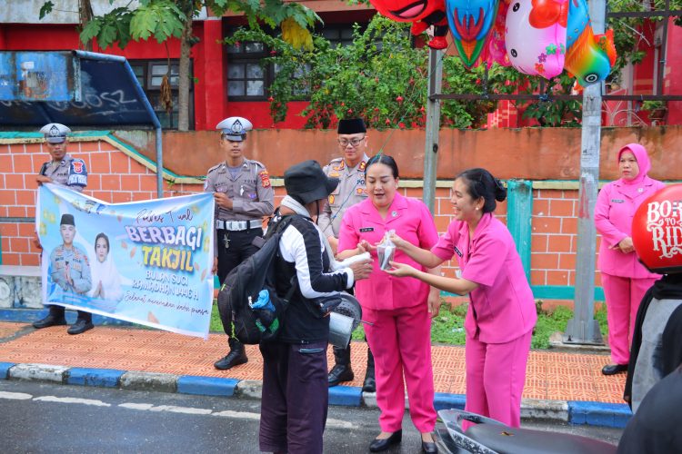 Berkah Ramadhan, Polres Tual Bagikan Ratusan Takjil Untuk Masyarakat Dan Pengguna Jalan