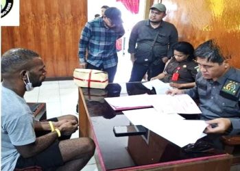 Kamenak Gire, Tersangka Pembunuhan Anggota Satgas, Diserahkan ke Kejari Nabire