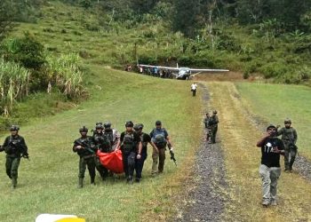Satgas Koops TNI Habema Evakuasi Jenazah Guru Korban Pembunuhan di Yahukimo