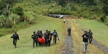 Satgas Koops TNI Habema Evakuasi Jenazah Guru Korban Pembunuhan di Yahukimo