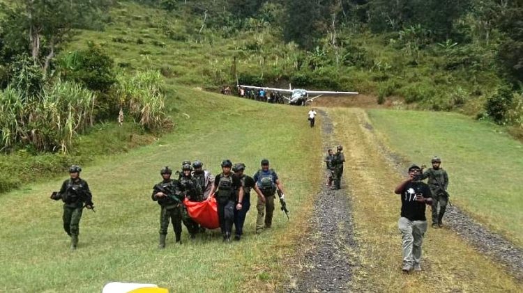 Satgas Koops TNI Habema Evakuasi Jenazah Guru Korban Pembunuhan di Yahukimo