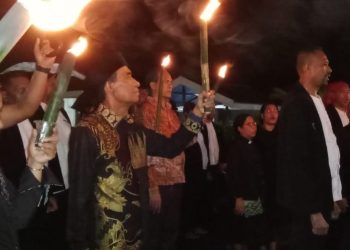 Bersama dalam Doa dan Toleransi: Wali Kota Tual Serahkan Obor Induk di Jalan Salib