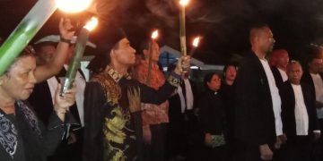 Bersama dalam Doa dan Toleransi: Wali Kota Tual Serahkan Obor Induk di Jalan Salib