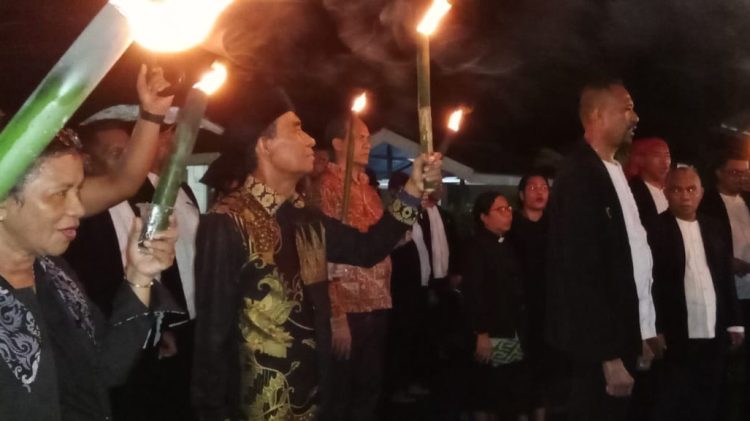 Bersama dalam Doa dan Toleransi: Wali Kota Tual Serahkan Obor Induk di Jalan Salib