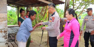 Gelar Jumat Berkah, Polres Tual Berbagi Sembako kepada Warga