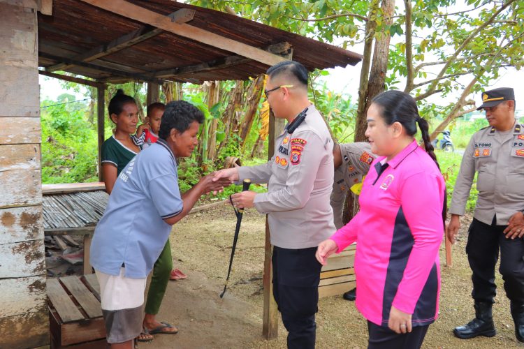 Gelar Jumat Berkah, Polres Tual Berbagi Sembako kepada Warga