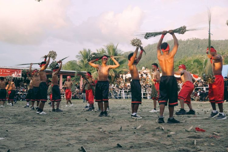 Pesta Adat Pukul Sapu Lidi di Morella: Warisan Budaya yang Terus Membara