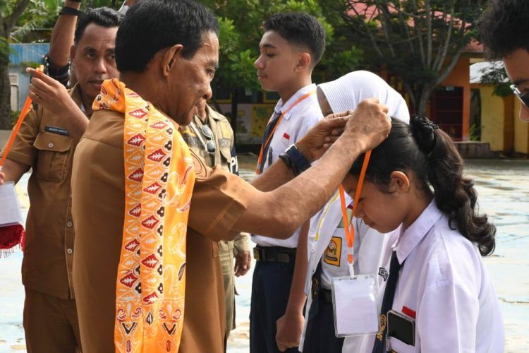 Dari SMP Negeri 1 Tual ke Balai Kota: Kisah Wali Kota Akhmad Yani Renuat