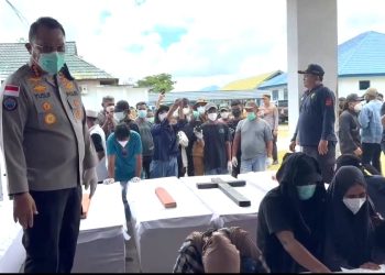 Tangis Haru Warnai Penyerahan Jenazah Korban KKB Yahukimo Kepada Keluarga
