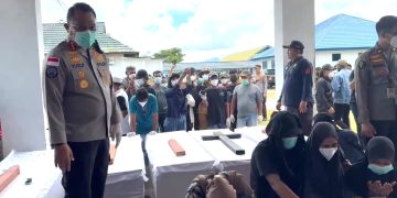 Tangis Haru Warnai Penyerahan Jenazah Korban KKB Yahukimo Kepada Keluarga