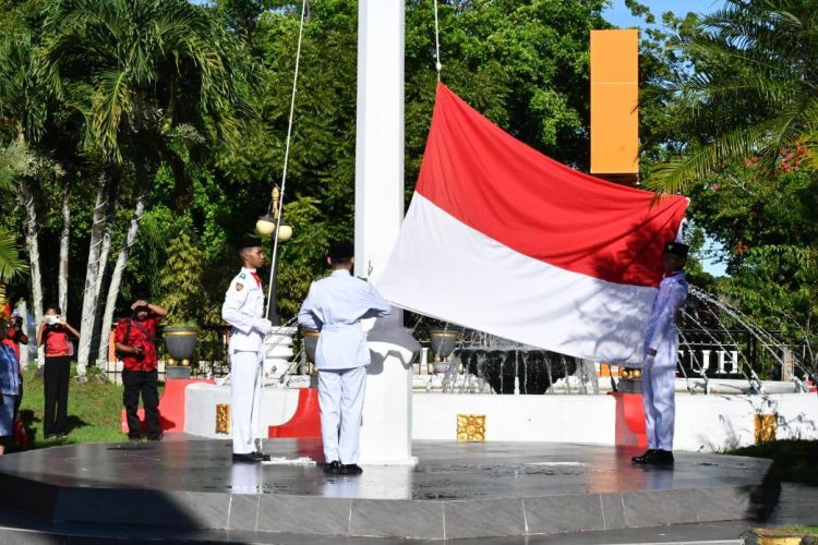 Upacara Hardiknas 2025 di Kota Tual: Wawali Ajak Masyarakat Wujudkan Pendidikan Bermutu