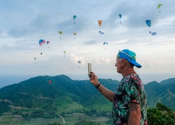 Langit Lombok Jadi Sorotan Dunia: Paragliding World Cup 2025 Resmi Dibuka