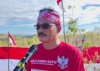 HUT RI ke-80, Anggota DPRD Kabupaten Buru Pimpin Upacara di Puncak Bukit Tatanggo