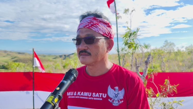 HUT RI ke-80, Anggota DPRD Kabupaten Buru Pimpin Upacara di Puncak Bukit Tatanggo