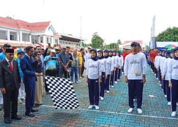 Semarak HUT ke-18, Lomba Gerak Jalan Resmi Dibuka Wali Kota Tual
