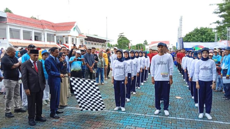 Semarak HUT ke-18, Lomba Gerak Jalan Resmi Dibuka Wali Kota Tual