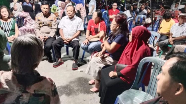 Rayakan Kemerdekaan, IKKTB Gelar Pengibaran Bendera dan Pasar Murah di Buru