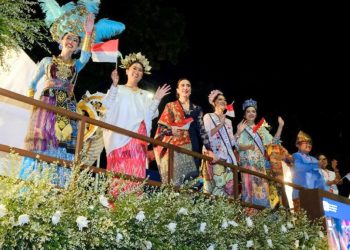 Kemenpar Usung Tema “Berwisata #DiIndonesiaAja” di Karnaval Bersatu 2025