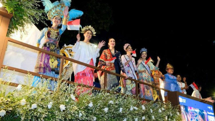 Kemenpar Usung Tema “Berwisata #DiIndonesiaAja” di Karnaval Bersatu 2025